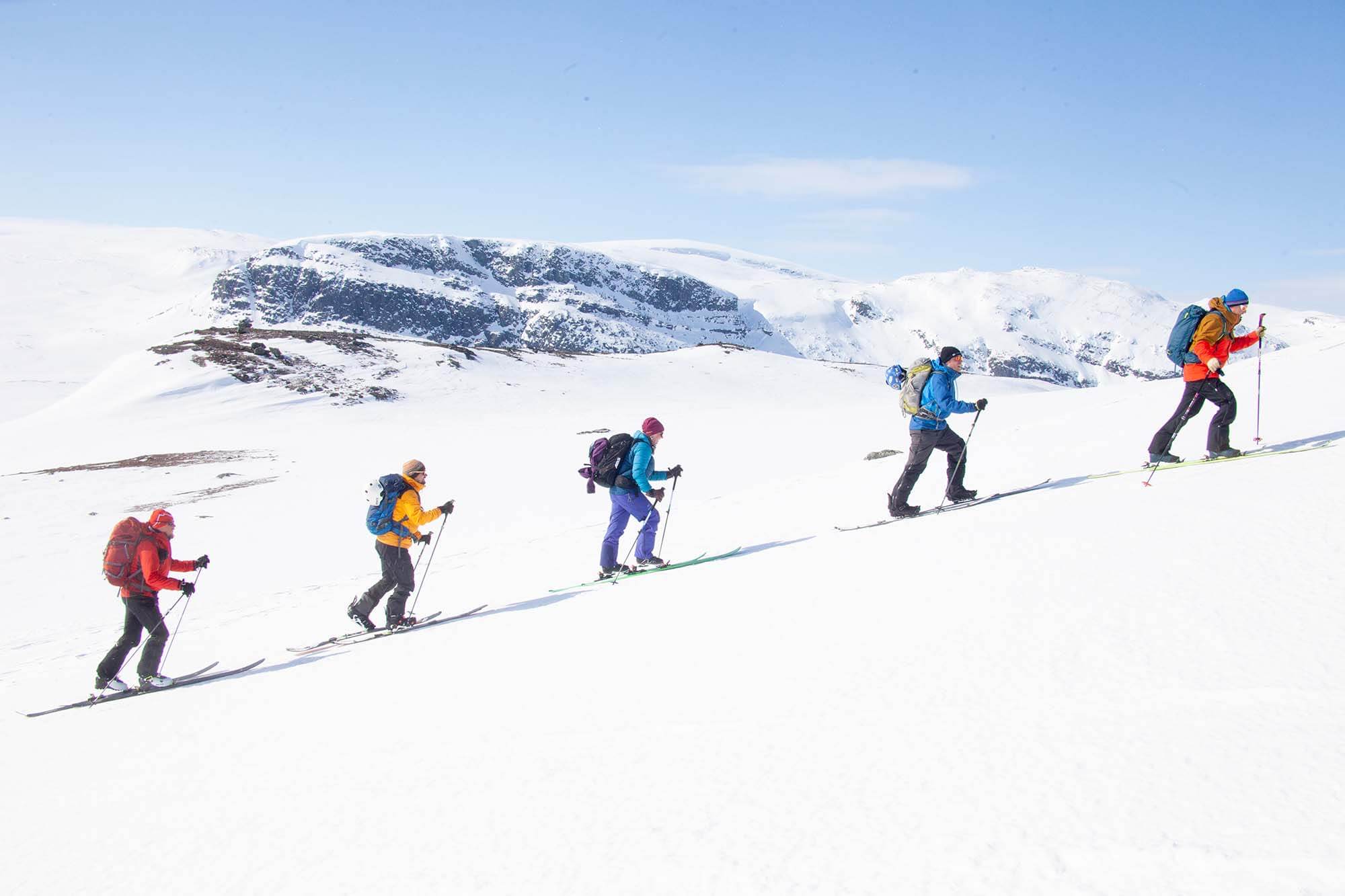 Ensin on kiivettävä ylös, jotta voi laskea alas. Vapaalasku on luontoliikuntaa parhaimmillaan. Kuva: Sauli Herva.