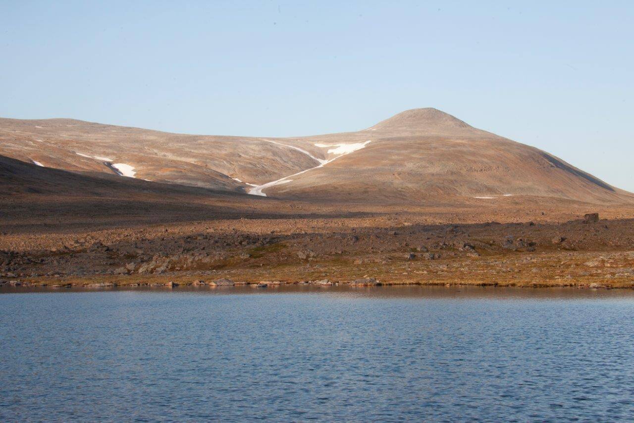 Geaidnojávri ja Rásttigáisá juhannusaaton (n. klo 22.30) etelänpalossa.