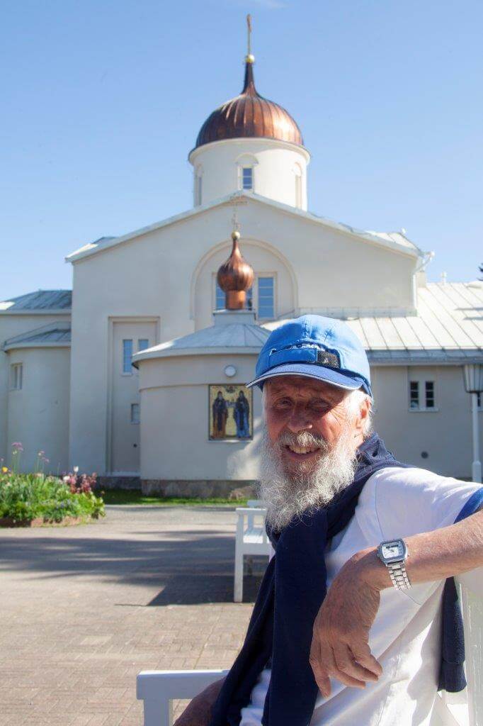 Valamon luostarin perustajaisät Sergei ja Herman sekä kirkkoveneperämies Paavo Immonen Sulkavalta.