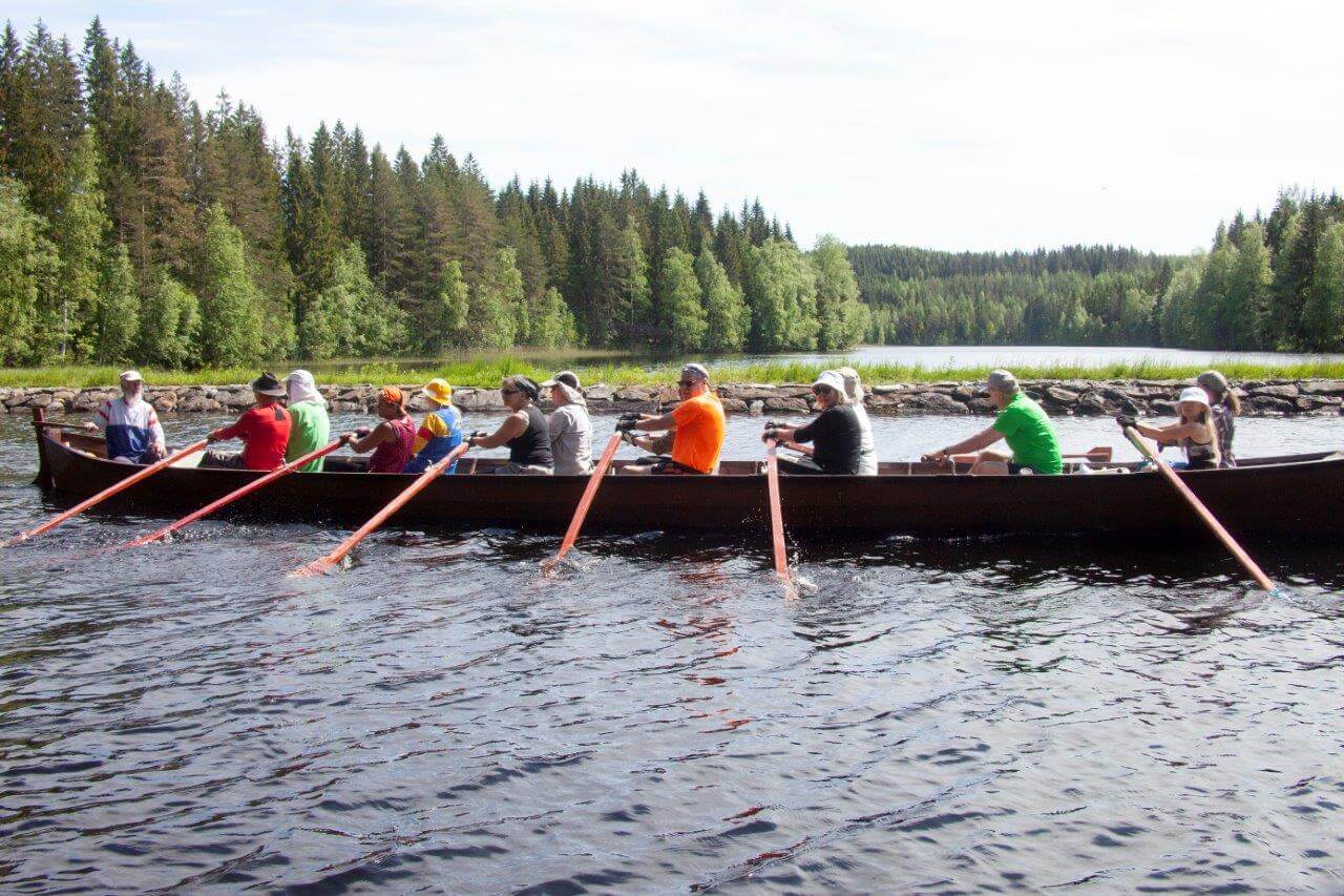 Kirkkovenevaeltajat Varistaipaleen välikanavassa. Kuvat: Sauli Herva.