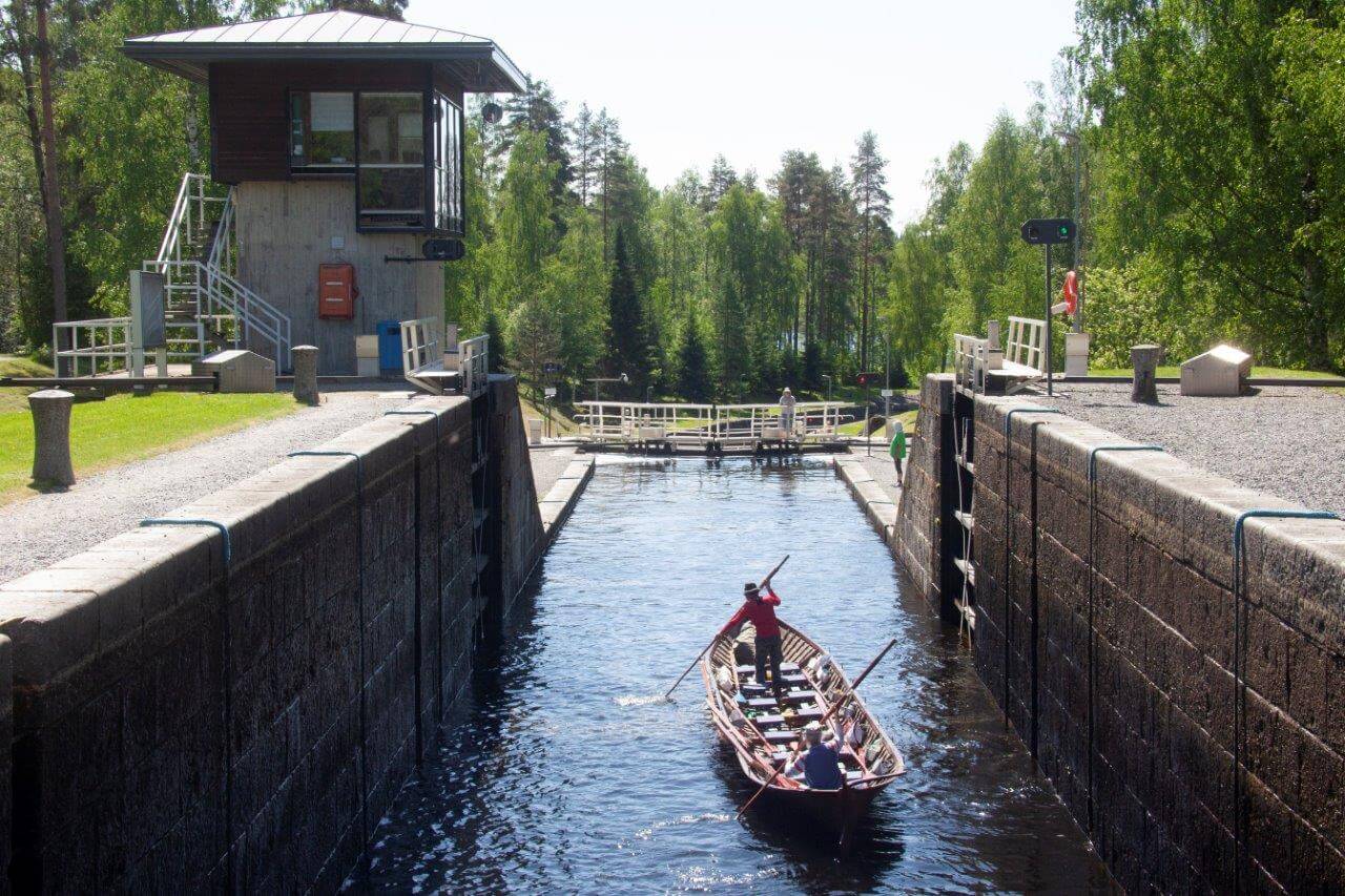 Varistaipaleen kanavassa tuntuu aivan kuin laskeutuisi veneellä alas korkealta vuorelta.