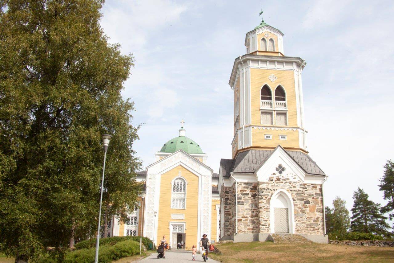 Kerimäen ”keltainen jättiläinen” on kristikunnan suurin puukirkko.