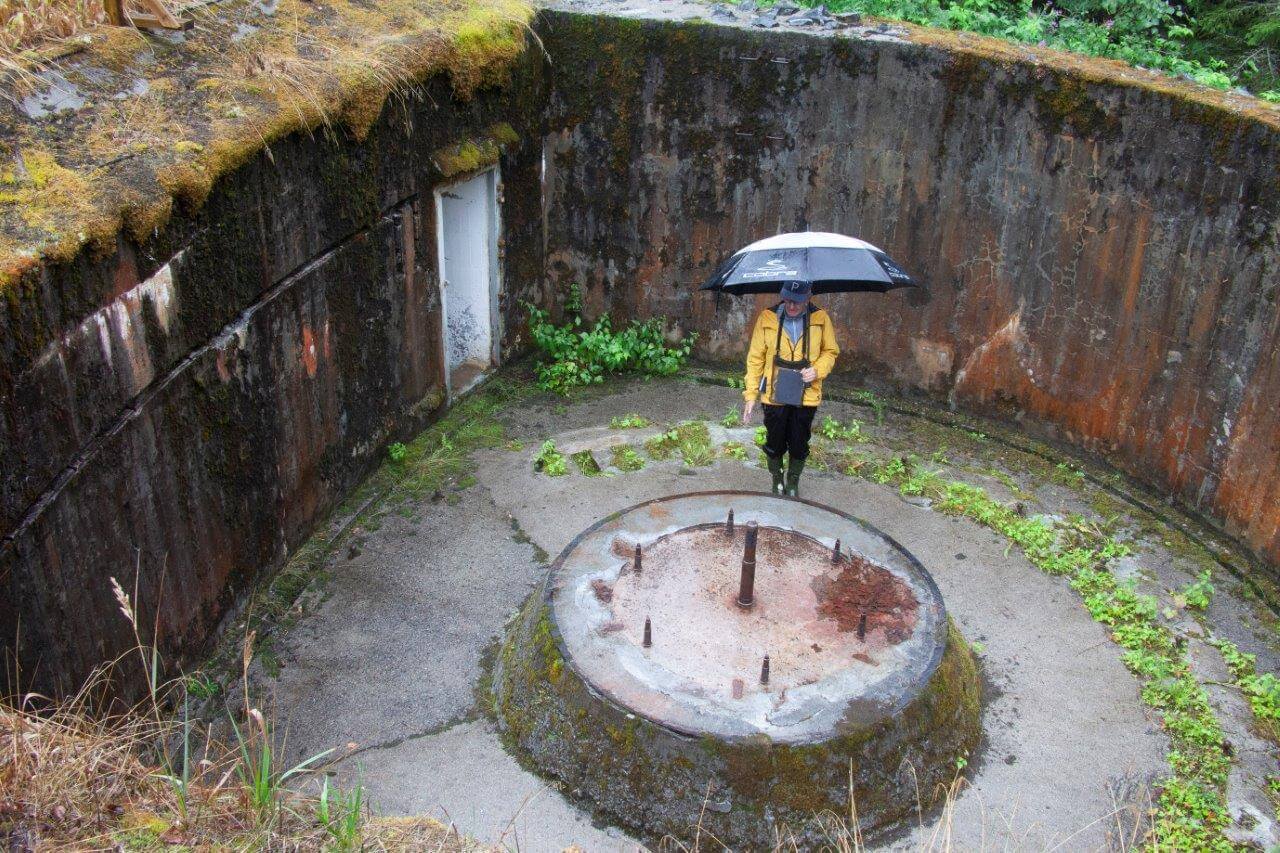 Raikkuun kanavien länsipuolelle rakennettujen Salpa-aseman konekivääribunkkereiden lisäksi kallioon on louhittu neljä linnoitustykistö- eli mörssäriasemaa.