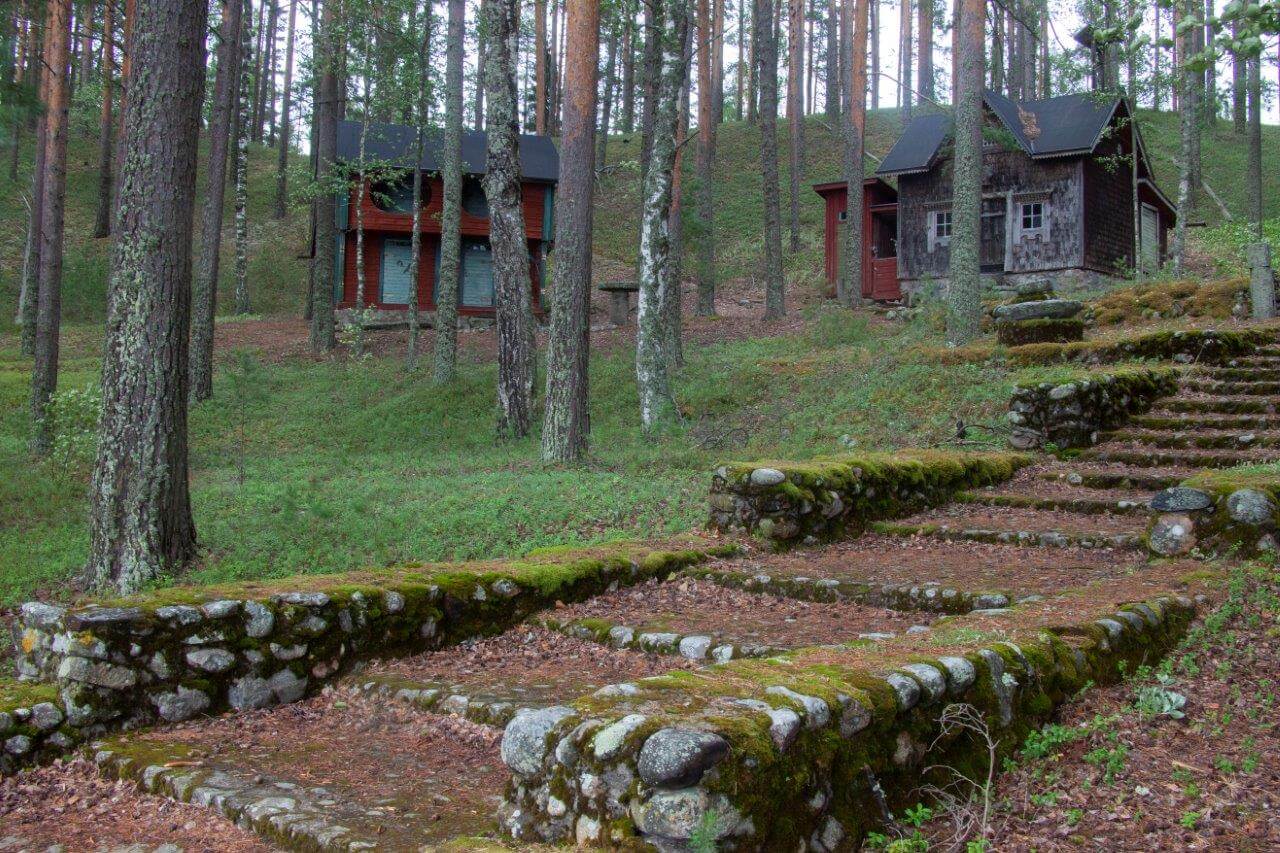 Romu-Heikin kentän päreillä päällystetyssä metsämuseo-rakennuksessa on tylypahkamaista tunnelmaa.