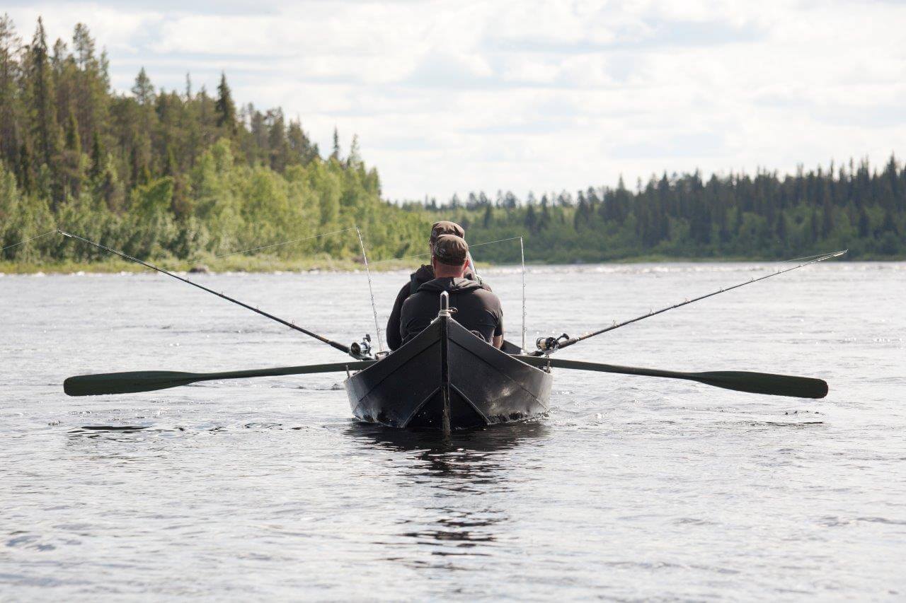 Visantokoskessa voi lohensoudussa joskus ohikiitävän hetken ajan tuntea häivähdyksen ihmiskunnan alkuhämärästä. Virtavesistöissä erämaiden mahtiväylillä elämä voi vielä kukoistaa villinä ja vapaan. Niin on aina ollut ja näin tulee olla vastakin.