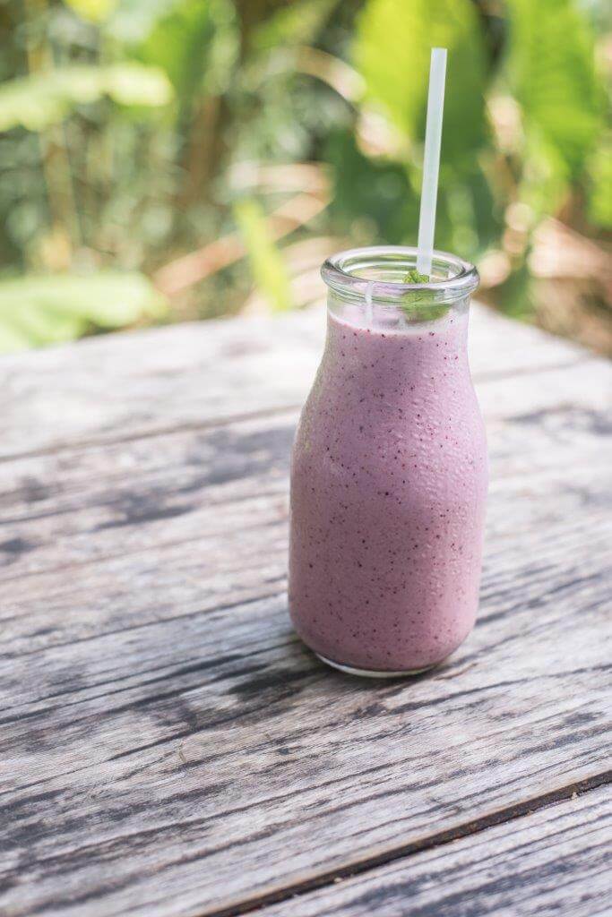 Smoothie kuuluu kesään. Valmistele kotona ja pakkaa korkilliseen pulloon tai termokseen. Kuva: Shutterstock.