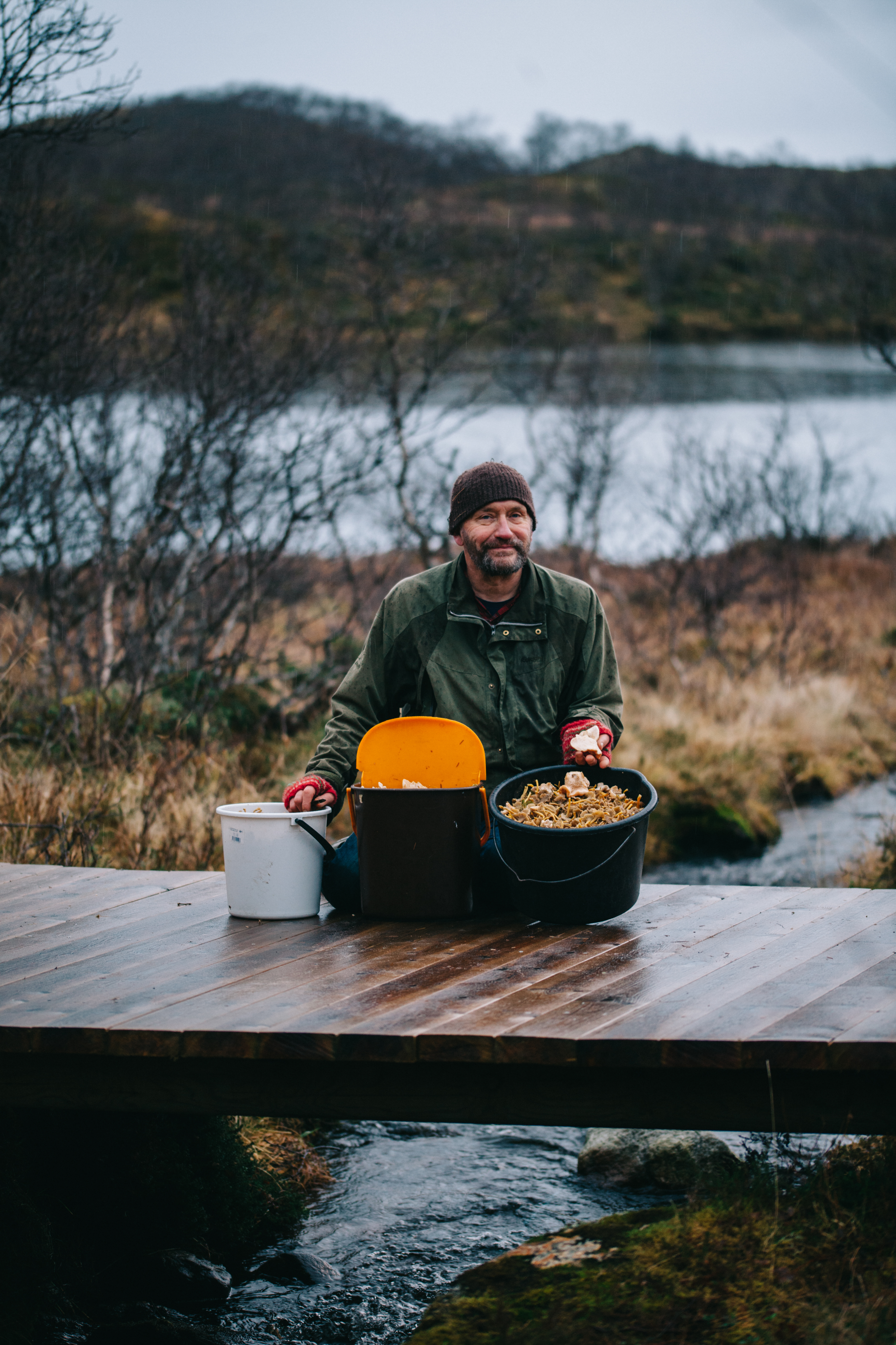Viimeinen sieniretki. Lauhan meri-ilmaston vuoksi gisløyan sienestyskausi päättyi vasta 15. Joulukuuta. On sangen huvittavaa, että teimme samana päivänä myös kauden ensimmäisen pilkkireissun. Keräsimme tuona päivänä 20 litraa suppilovahveroita, kantarelleja ja suuria vaaleaorakkaita sekä muutaman herkkutatin. Kanttarellit pakastetaan, suppilovahverot ja tatit kuivataan, vaaleaorakkaat säilötään suolaliemeen. Kun suppilovahverot ovat kuivuneet, osa jauhetaan hienoksi pulveriksi, arktiseksi umamiksi, jota voi käyttää ruokien maustamiseen. Nahistuneita ja huonon puoleisia sieniä ei myöskään jätetä käyttämättä, vaan niistä keitetään sienisoijaa.