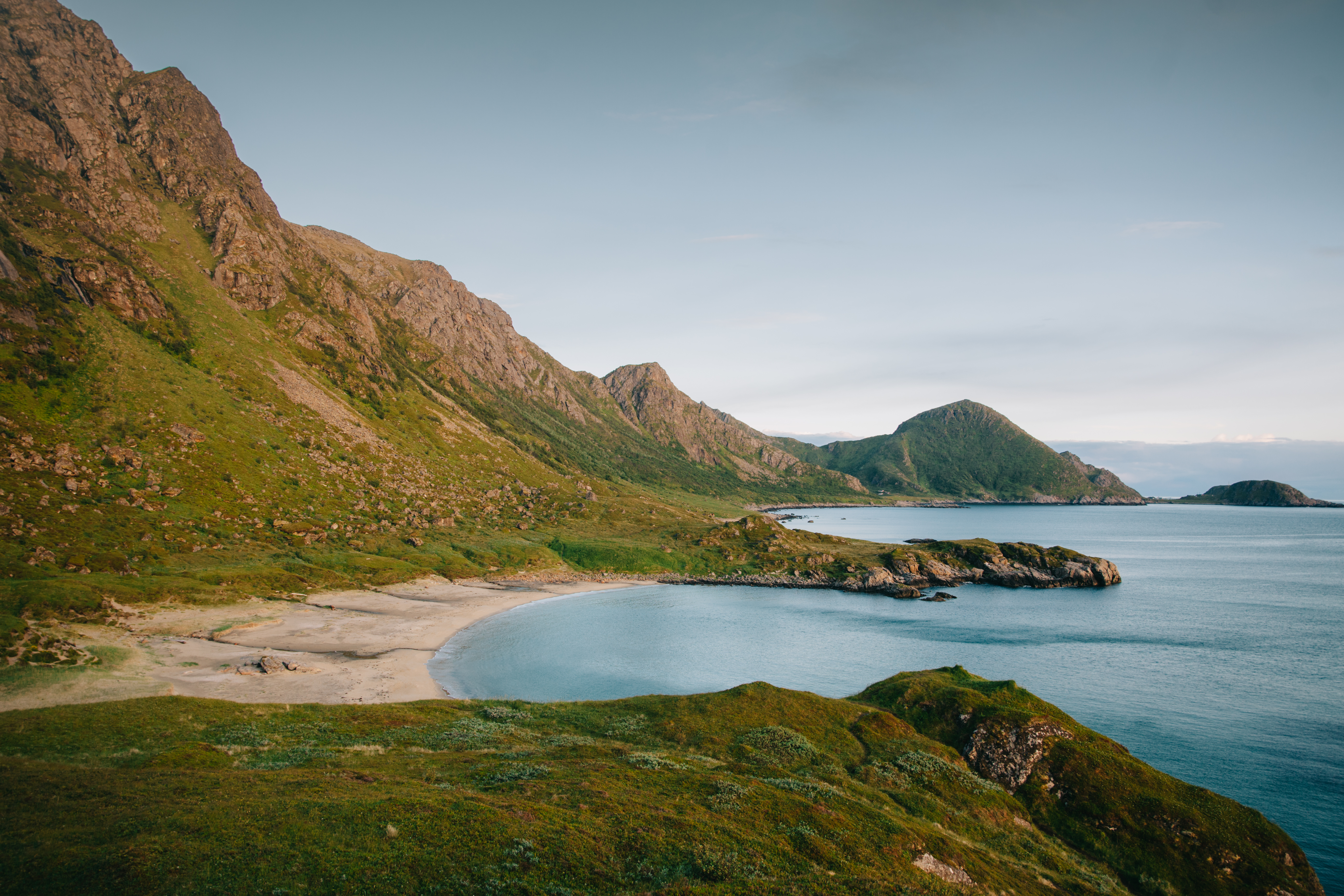Skipssandin laguuni on suosittu uimaranta ja telttapaikka. Täällä näkee usein myös hylkeitä, jotka sukeltavat aivan rannan tuntumassa.