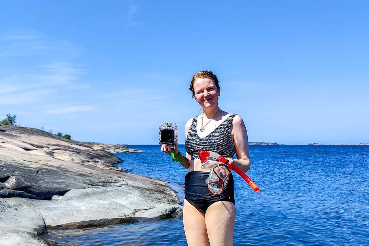 Jutun kirjoittaja Jonna Saari on harrastanut snorklausta vuosia. Lempikohteita ovat Iso-Melkutin, Öllöri, Umpi-Valkeainen ja Saaristomeri. Kuva: Karoliina Kaski.