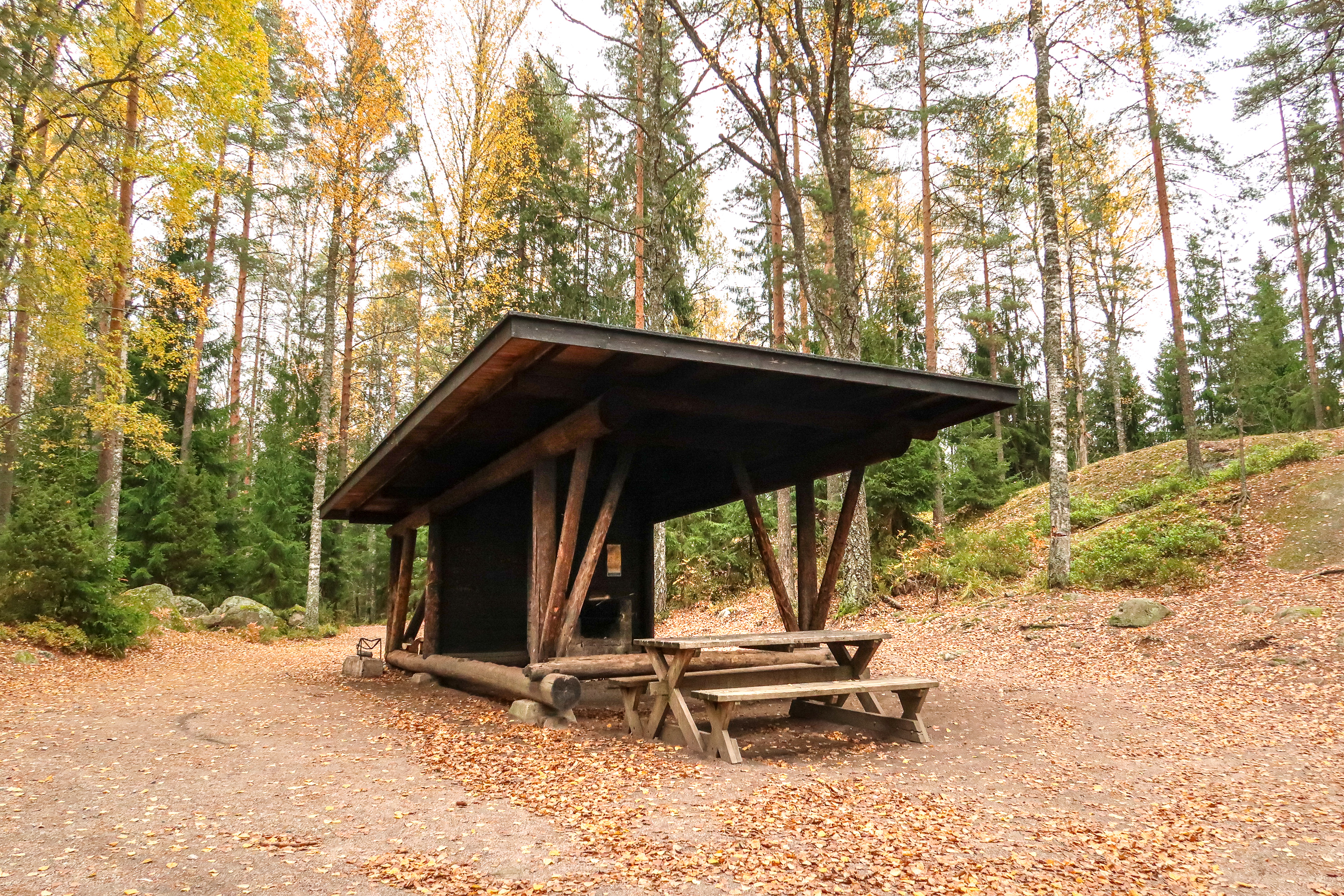 Reitin varrella on käymälä, keittokatos sekä alueesta kertovia opastauluja.