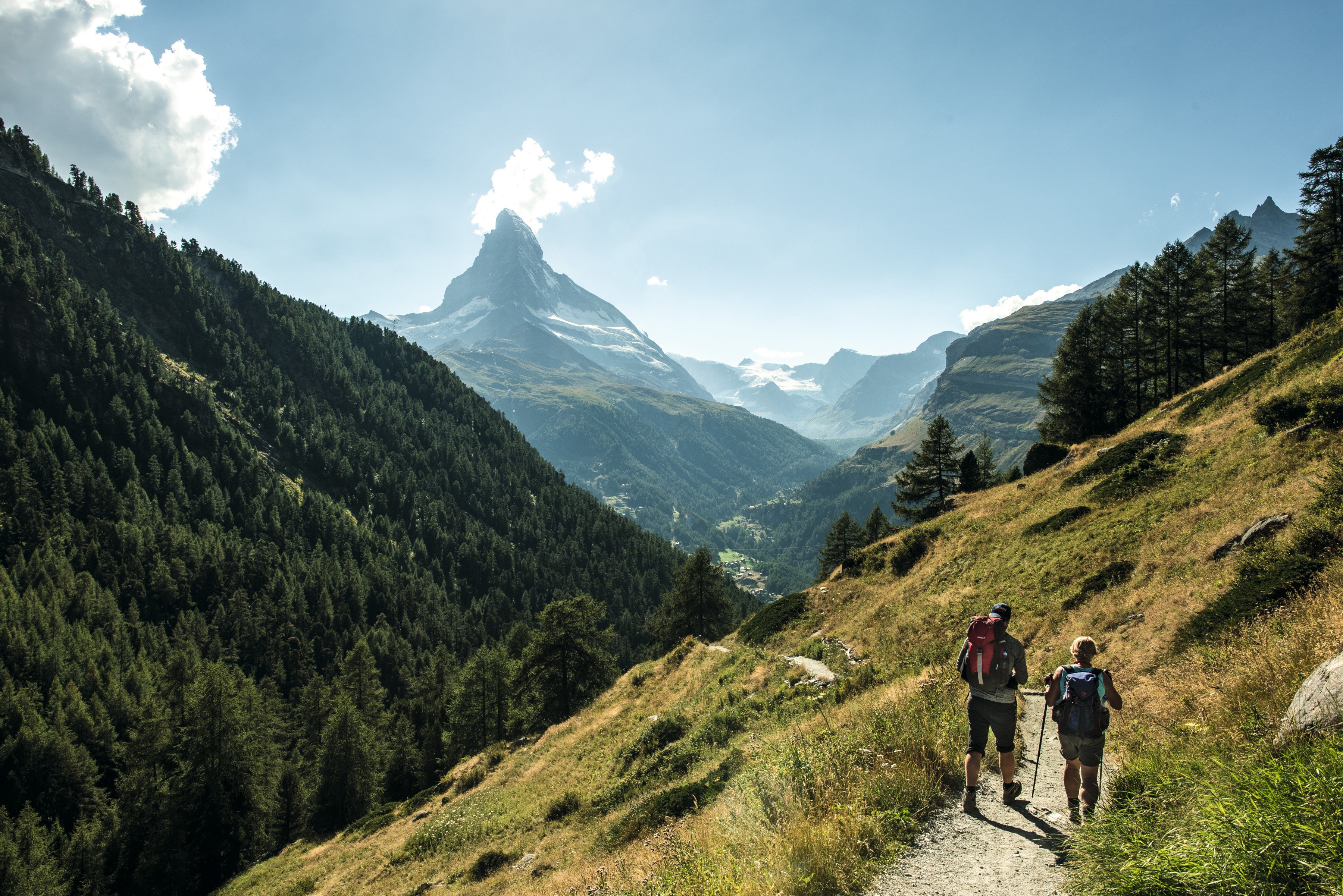 Zermatt sijaitsee Matterhorn-vuoren juurella,Vaellusreitti vie kohti huippua.