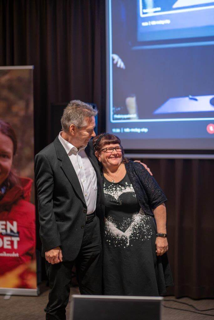 Matti Niemelän ja Anja Korhosen hallitustehtävät päättyvät vuoden loppuun. Ansiokkaasta työstä heidät palkittiin Tahko Pihkala -mitaleilla.