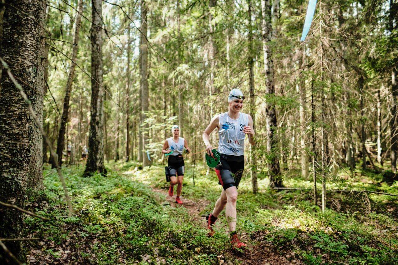 Swimrun yhdistää juoksun ja uimisen luontoelämykseen. Kuva: Teemu Oksanen.