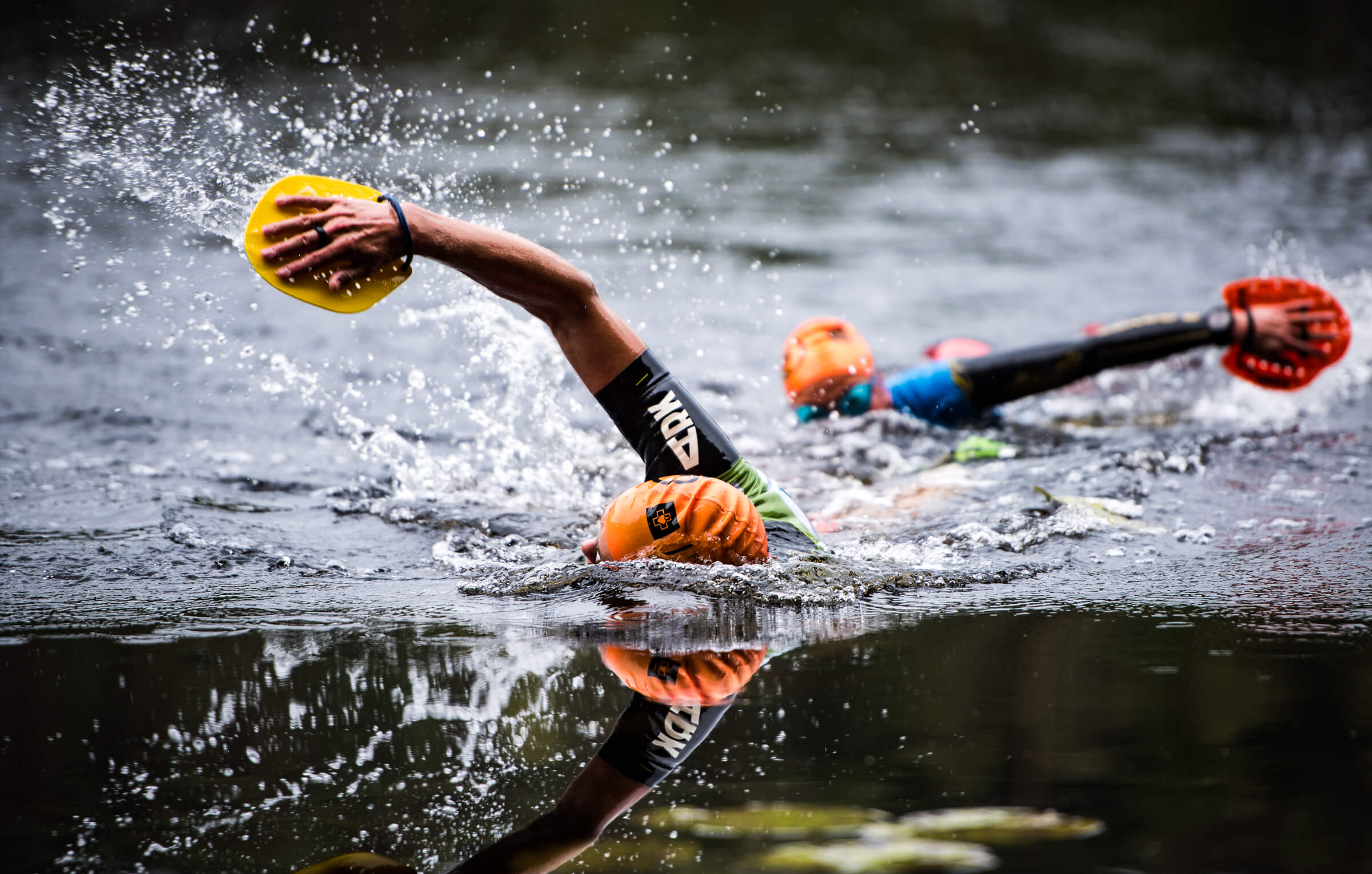 Swimrun-kilpailussa parit juoksevat yhdessä järveltä toiselle ja uivat järvien poikki. Kuva: Tero Koski.