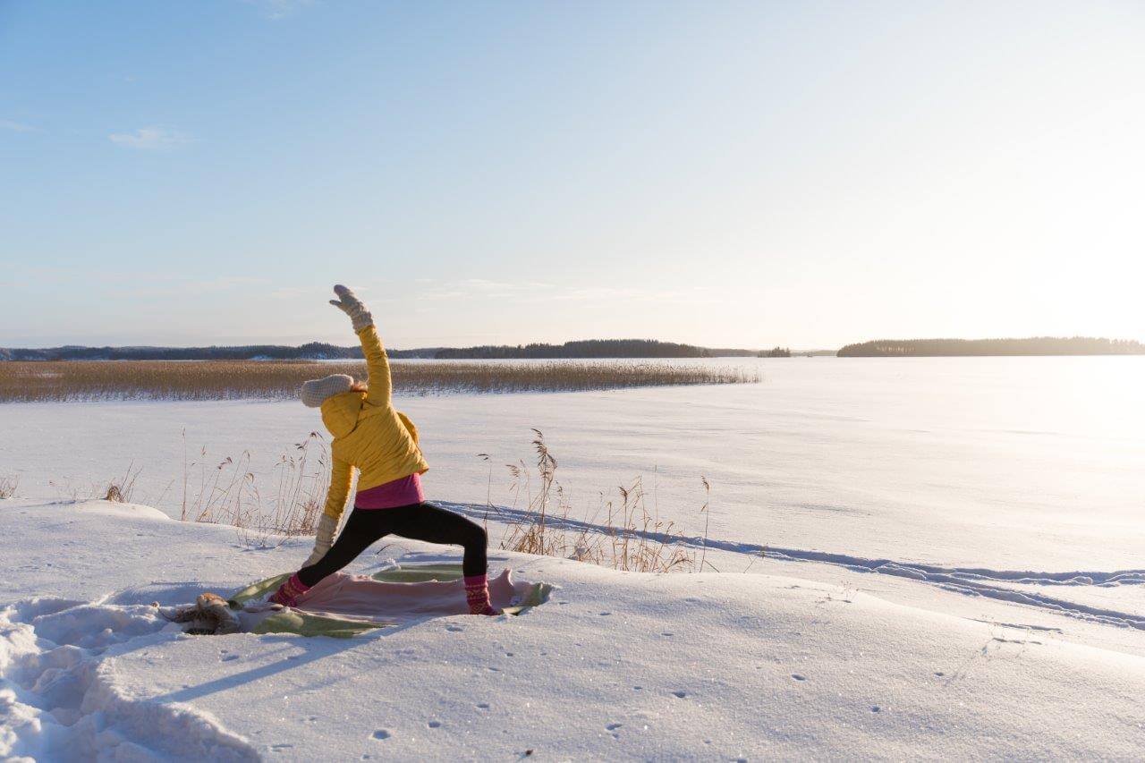 Lumi tuo joogatessa mukavasti haastetta tasapainolle. Kuva: Heidi Lehtosaari.
