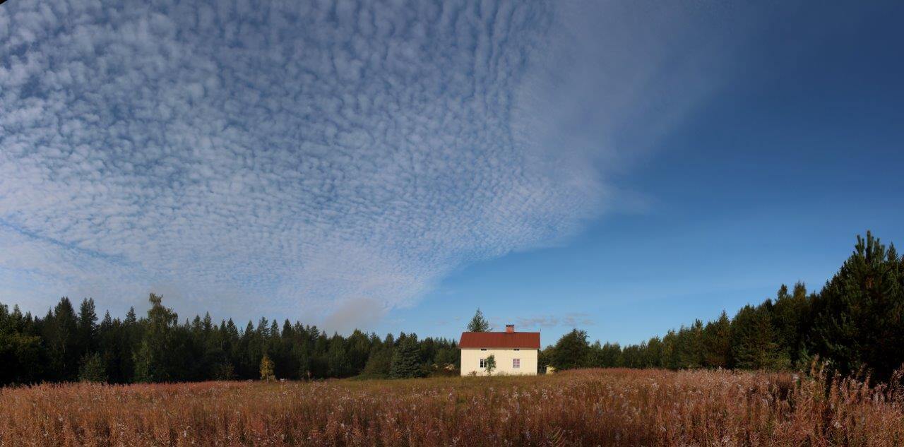 Maalla asuminen ei ollenkaan välttämättä tarkoita maanviljelyä, vaan yhtä hyvin se voi tarkoittaa esimerkiksi tietotyötä etänä. Kuvat: Jouni Laaksonen.