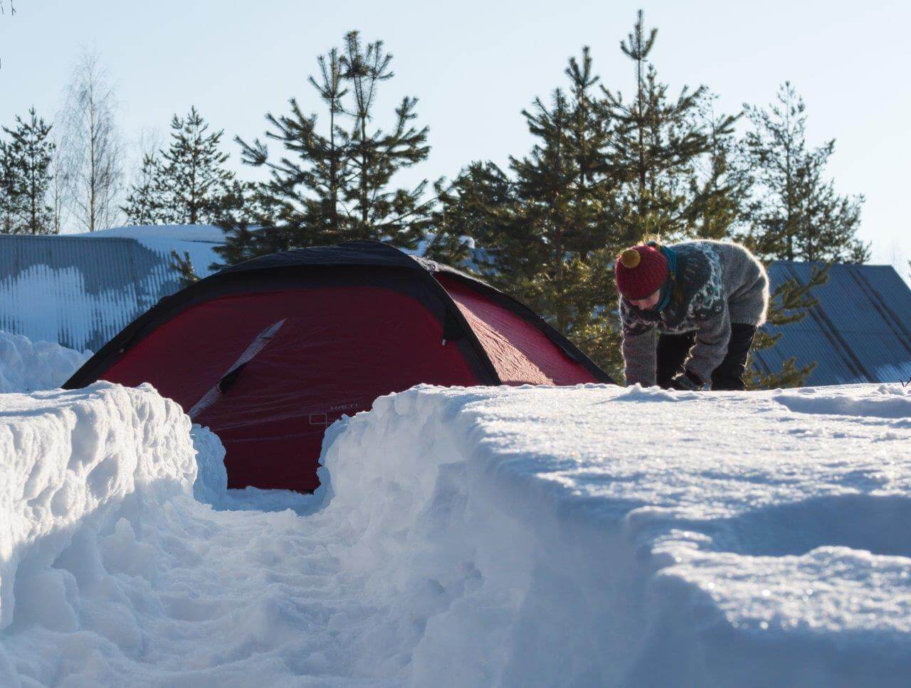 Talviretkeily kannattaa aloittaa testaamalla kaikki varusteet lähellä omaa kotia. Vaikkapa takapihalla. Kuvat: Terhi Ilosaari.