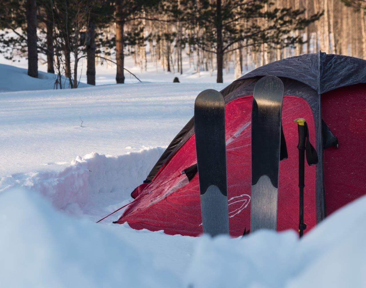 Sopivan paikan löydyttyä tampataan teltalle lumikengin tai suksin tepastellen tiivis tontti.
