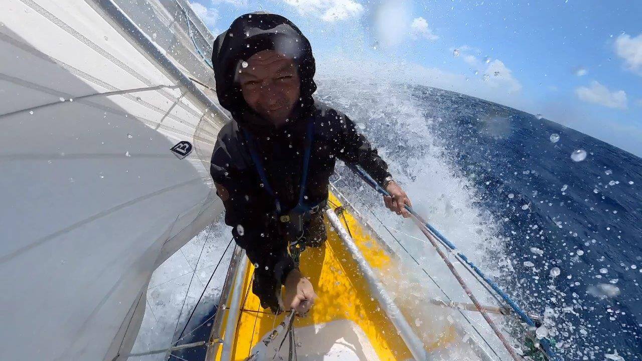 Yksinpurjehtija Tapio Lehtinen Asteriaveneensä keulassa valtameren tyrskyissä. Kuva: Tapio Lehtisen arkisto.