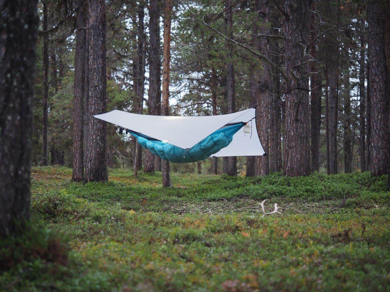 Tarppi. Investointi kunnolliseen katokseen eli tarppiin kannattaa, sillä hankalakäyttöinen suoja voi häiritä unia tehokkaasti. Riippumattoöiden lisäksi tarppia voi käyttää kätevänä sateen ja tuulen suojana myös evästauoilla.