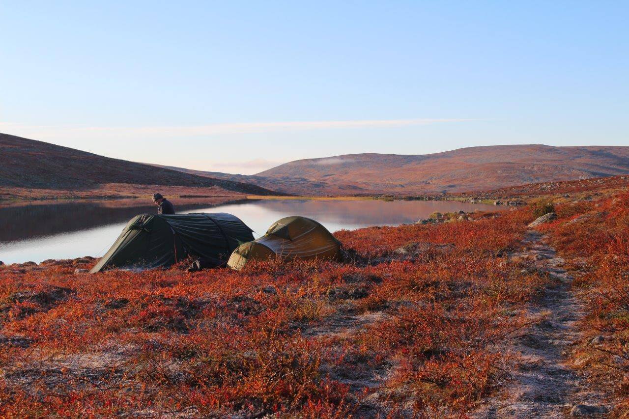 Toisen päivän aamu valkenee kauniina. Teltat ovat hieman kuurassa. Kuvat Jouni Laaksonen,Jussi ja Sami paluumatkalla Pitsusjärvellä. Nyt on hieno sää, toisin kuin mennessä...