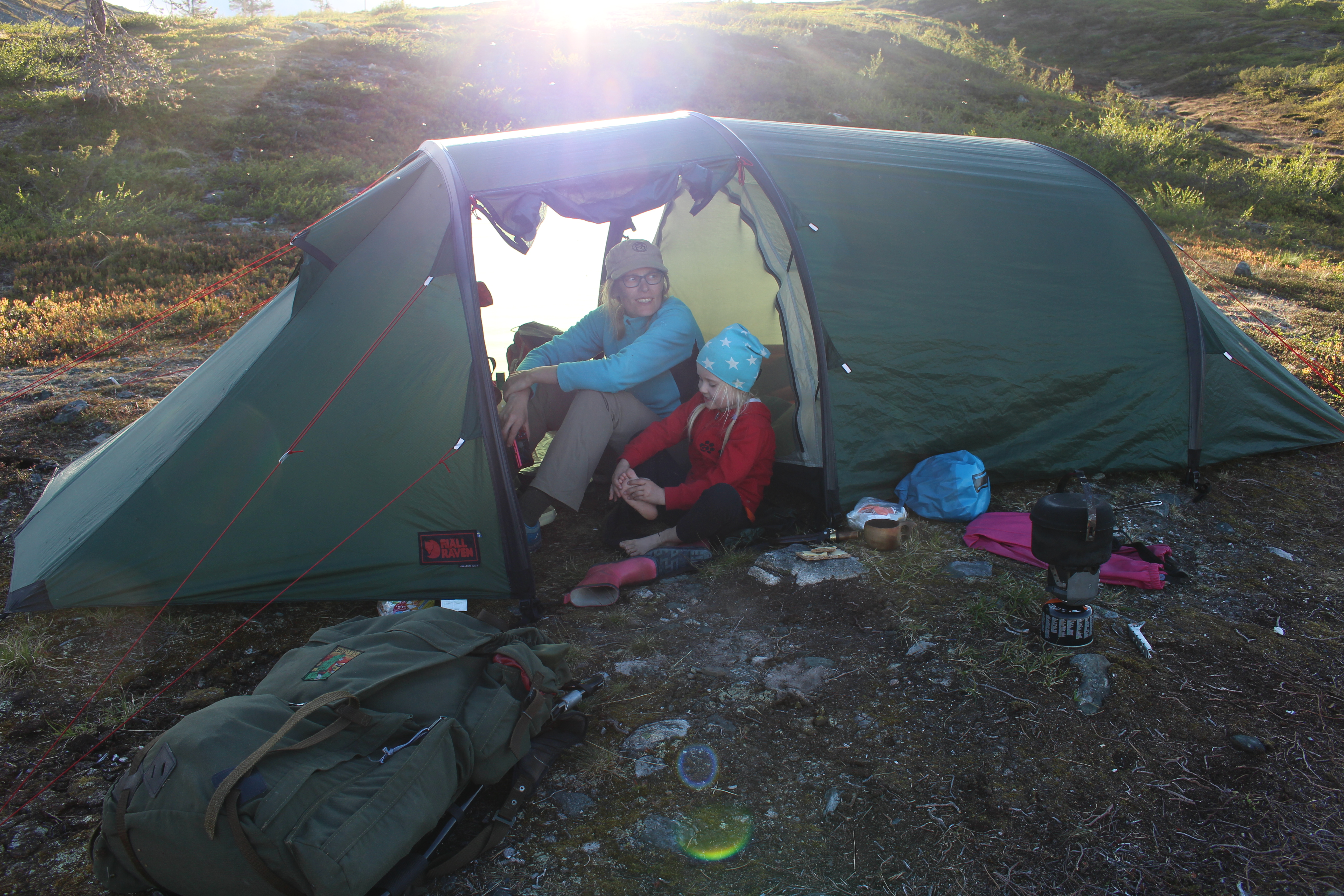 Telttamme Montellin majan pihapiirissä. Kesäilta on valoisa, mutta alkaa olla nukkumaanmenoaika. Kuva: Jouni Laaksonen.