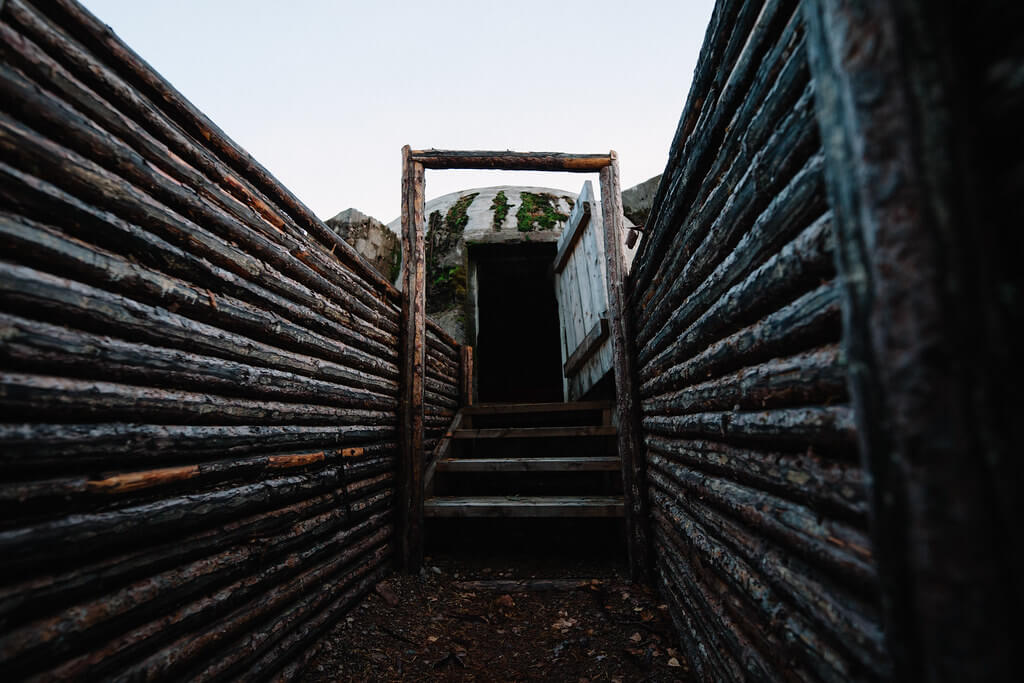 Maastoon on valettu 254 vaunukanuunan laukauksen kestävää pallokorsua. Kuva: Marinella Himari.