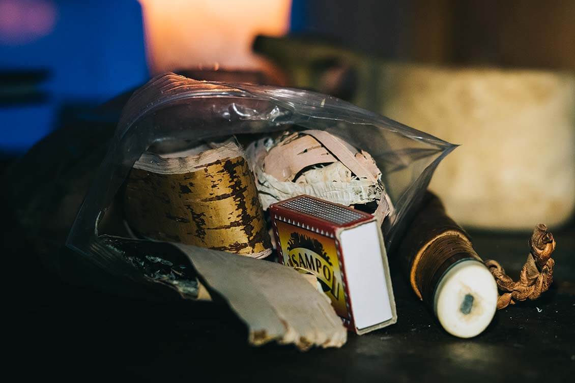 Oma sytykepussi helpottaa tulen tekoa kylmässä tuvassa. Kuva: Terhi Ilosaari.