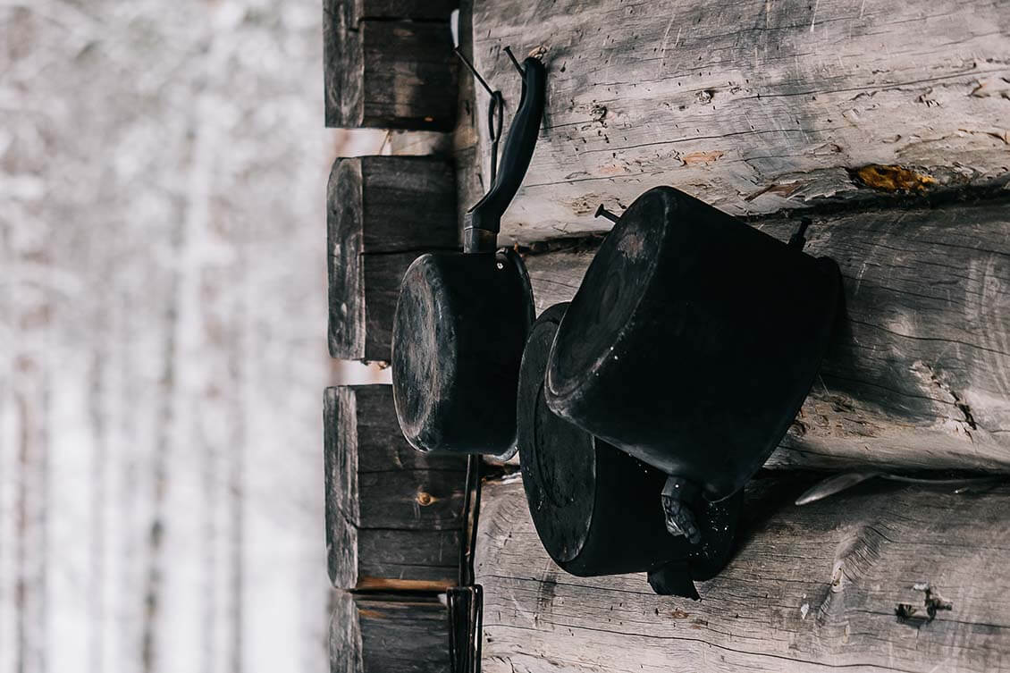 Tuvasta lähtiessä astiat jätetään nurin, jottei myyrä kellahda kattilaan. Kuva: Terhi Ilosaari.