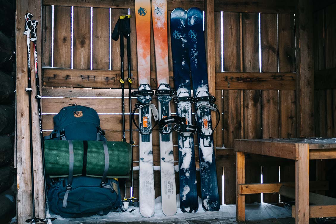 Sopu sekä fiksut liikkeet sijaa antavat – siksipä rinkat siirretään tuvasta suksien seuraksi. Kuva: Terhi Ilosaari.