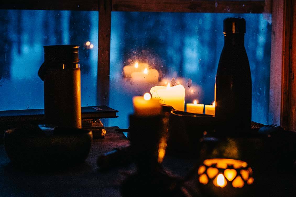 Talvisessa tuvassa on hämärää. retkeilijän on hyvä varustautua kynttilöillä ja lampulla. Kuva: Terhi Ilosaari.