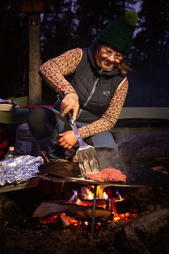 Mia Sinisalo nauttii eräoppaan työstä. Kuva: Susanna Mikander.