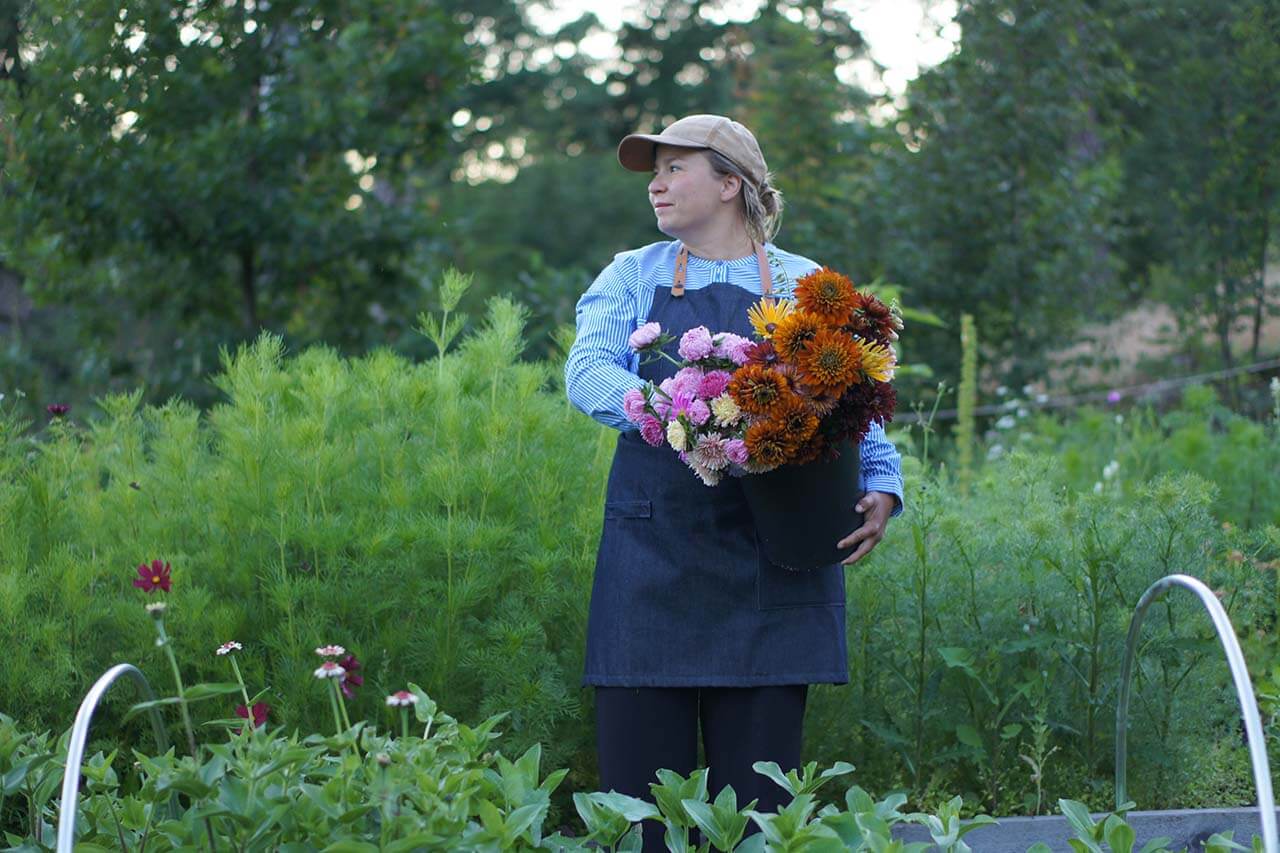 Sannaliina Mononen havainnoi luontoa työn lomassa. Kuva: Sannaliina Mononen.