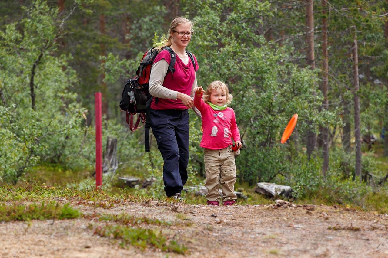 Sanna Jahkola opettaa ulkona. Kuva: Sampsa Sulonen.