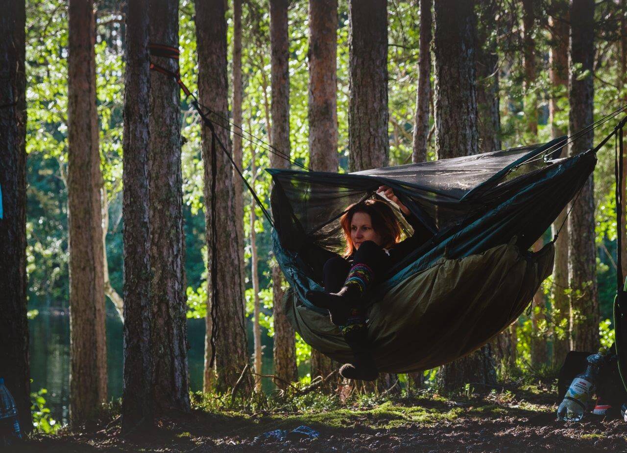 Underquilt. Nukkuja painautuu tiiviisti mattoa vasten estäen eristävän ilmakerroksen syntymisen ja lämpimänäkin yönä kankkua puraisee kylmyys. Joidenkin riippumattojen alla on tasku retkipatjaa varten, rauhallisimmat nukkujat pitävät patjaa jopa maton sisäpuolella. Useimmat kokevat retkipatjan jättävän kyljet kylmiksi ja päätyvät ennen pitää hankkimaan underquiltin eli alapeiton, joka on ikään kuin puolikas makuupussi riippumaton alle viritettynä.