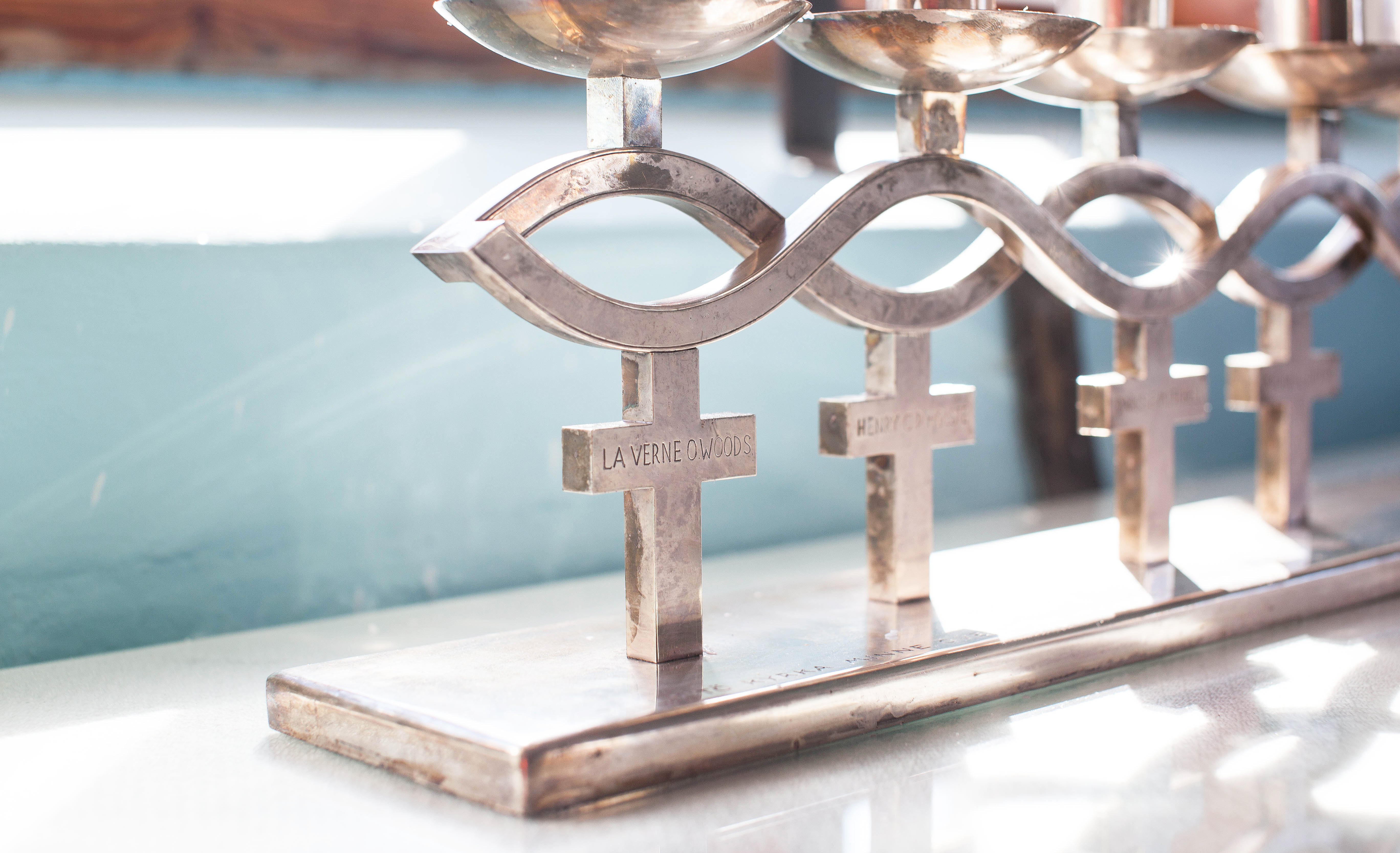 Rukoushuoneen alttarilla seisoo saarelaisten teettämä hopeinen kynttelikkö, johon on kaiverrettu jouluyönä 1947 hukkuneiden amerikkalaisten merimiesten nimet.