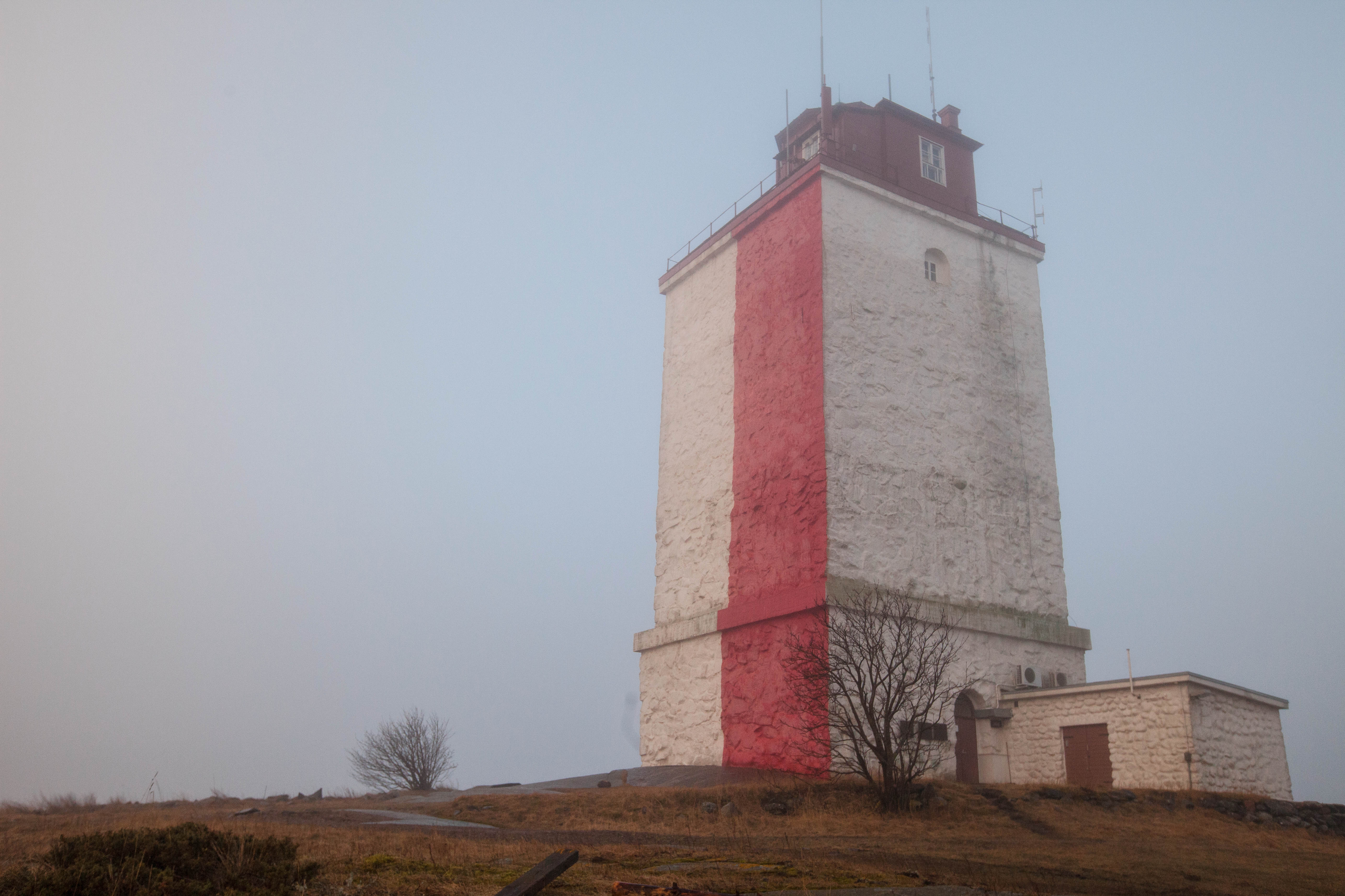Vuonna 1814 rakennetulla, Suomen vanhimmalla yhä toiminnassa olevalla punavalkoisella Utön majakalla on korkeutta 24 metriä. Majakan yläkerrassa sijaitsee pieni ja tunnelmallinen kirkko. Kuvat: Monni Himari.