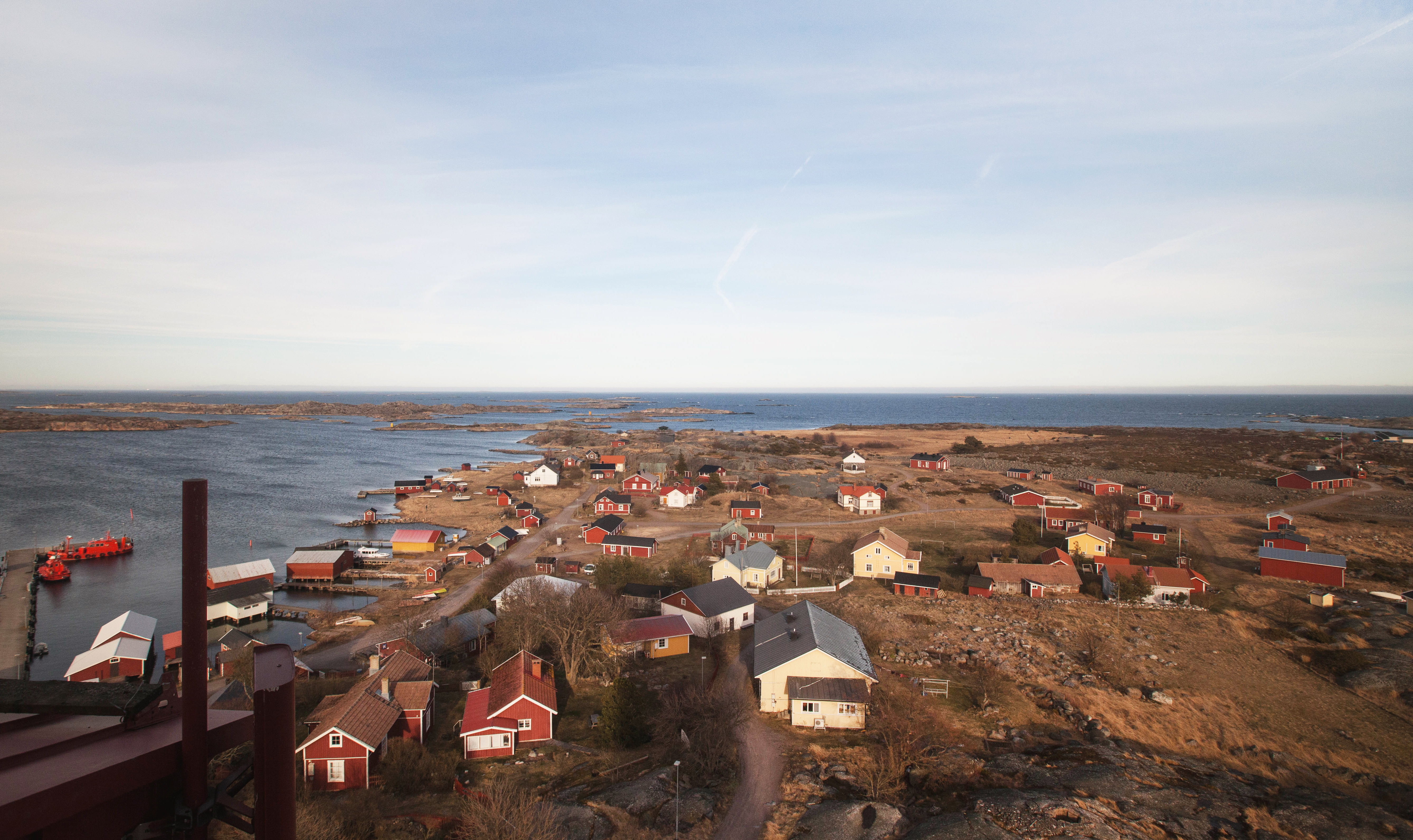 Utön majakasta aukeaa kaunis merimaisema yli luotsimäkeä pilkuttavien rakennusten.