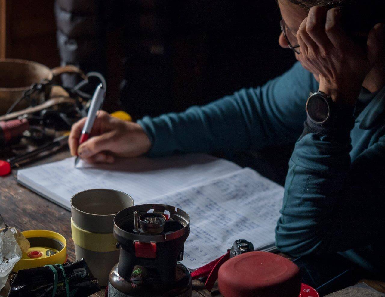 Tupakirjoista muiden tarinoita lukiessa lähtevät retkihaaveet rönsyilemään. Omat kokemukset kirjataan muille paitsi tiedoksi ja turvaksi, myös hyvänlaatuisia retkitartuntoja. Kuva: Terhi Ilosaari.