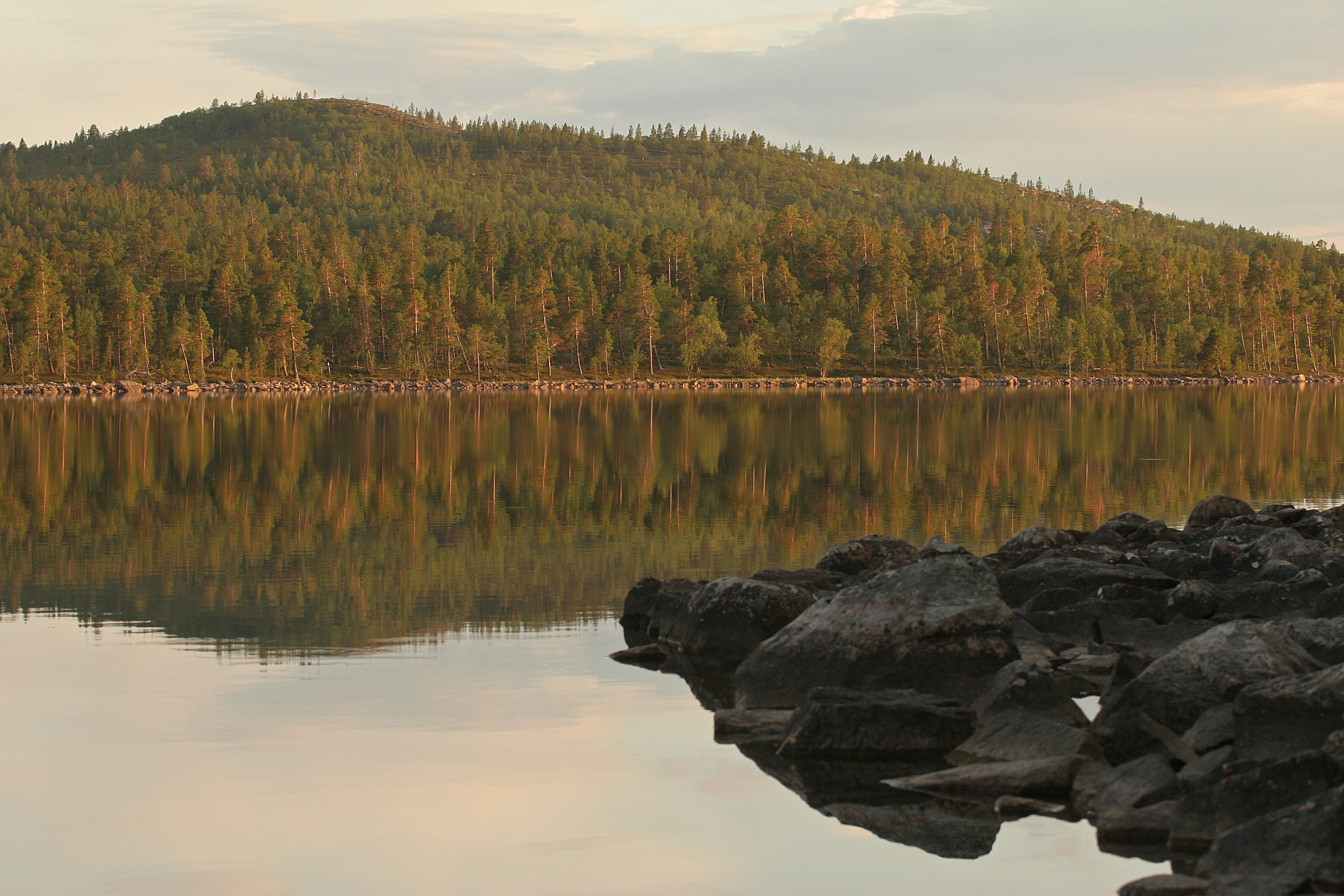 Ukonpäänlahden maisemaa hallitsevat vuosimiljoonia vanhat ruhjealueet, jääkauden monenlaiset jäljet ja sijainti havumetsävyöhykkeen rajalla. Kuva: Matti Mela.
