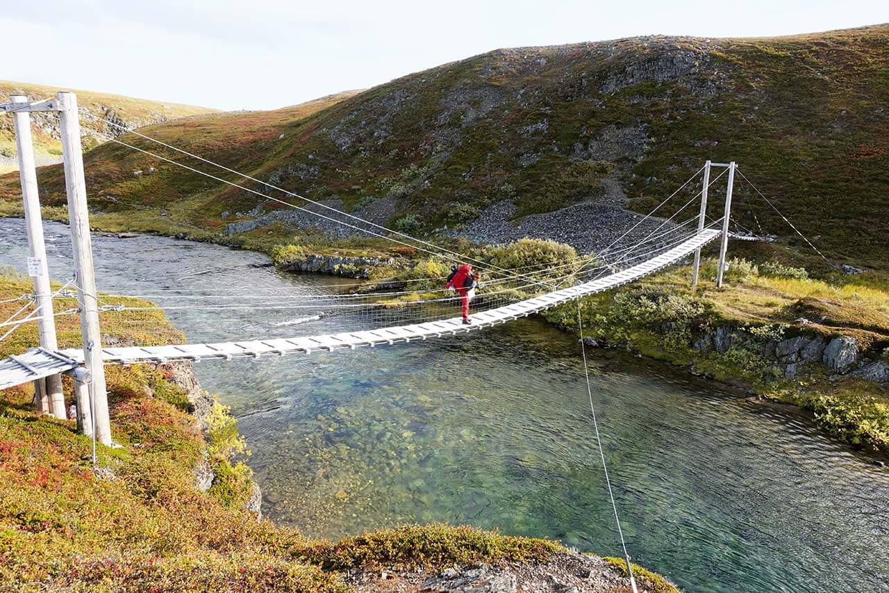 [02] Varanger Halvøya. Kirkasvetinen Komagelva ylitetään idyllistä riippusiltaa pitkin. Kuva: Oula Niemelä.
