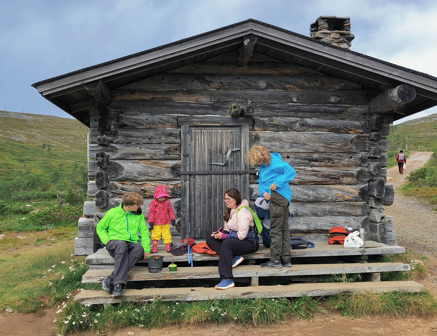 Turvallisuuden lisäksi värikkäät vaatteet näyttävät kivoilta myös kuvissa. Kuva: Panu Könönen.
