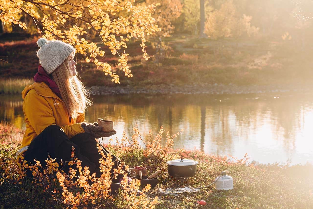 Saara Atula kokkaa ja bloggaa. Ruoka ja retkeily ovat kaksi rakkainta harrastusta. Kuva: Saara Atula.