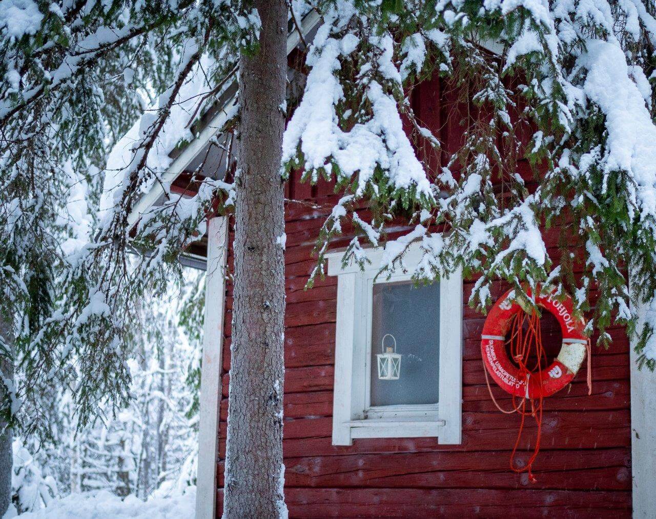 Vekaruksen vuokratuvalta käsin on mukava tehdä pieni retki Vekaruksen luontopolkua pitkin. Talvihuoltoa polulla ei ole, joten lumikengät on viisasta pakata mukaan. Kuva: Terhi Ilosaari.