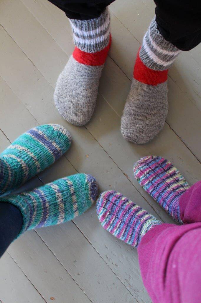 Ja jos sisällä on vähän koleaa, niin villasukat auttavat.