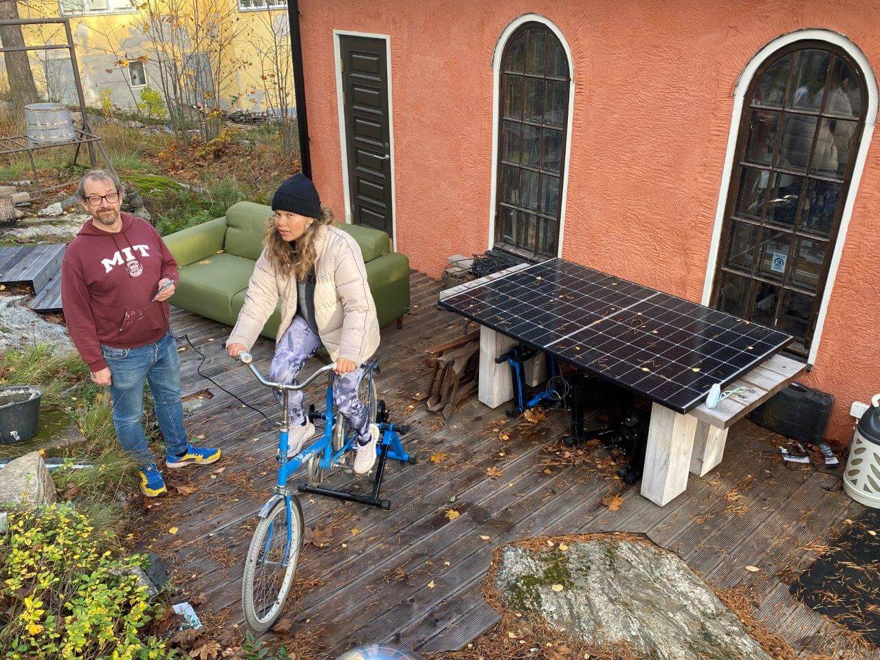 Polkemalla voi tuottaa sähköä hetkellisesti jopa 300–400 wattia. Kännykässä on energiaa 10 wattituntia. Eli kännykän akun sisältämä energiamäärä syntyy muutamassa minuutissa. Ongelma vain on, että kännykkä ei pysty vastaanottamaan niin suuria tehoja. Siksi älypuhelimen täyteen lataamiseksi tällaisella järjestelyllä on poljettava jopa kaksi tuntia. Erittäin kevyt polkeminen riittää. Kuva: Niko Länsiö.