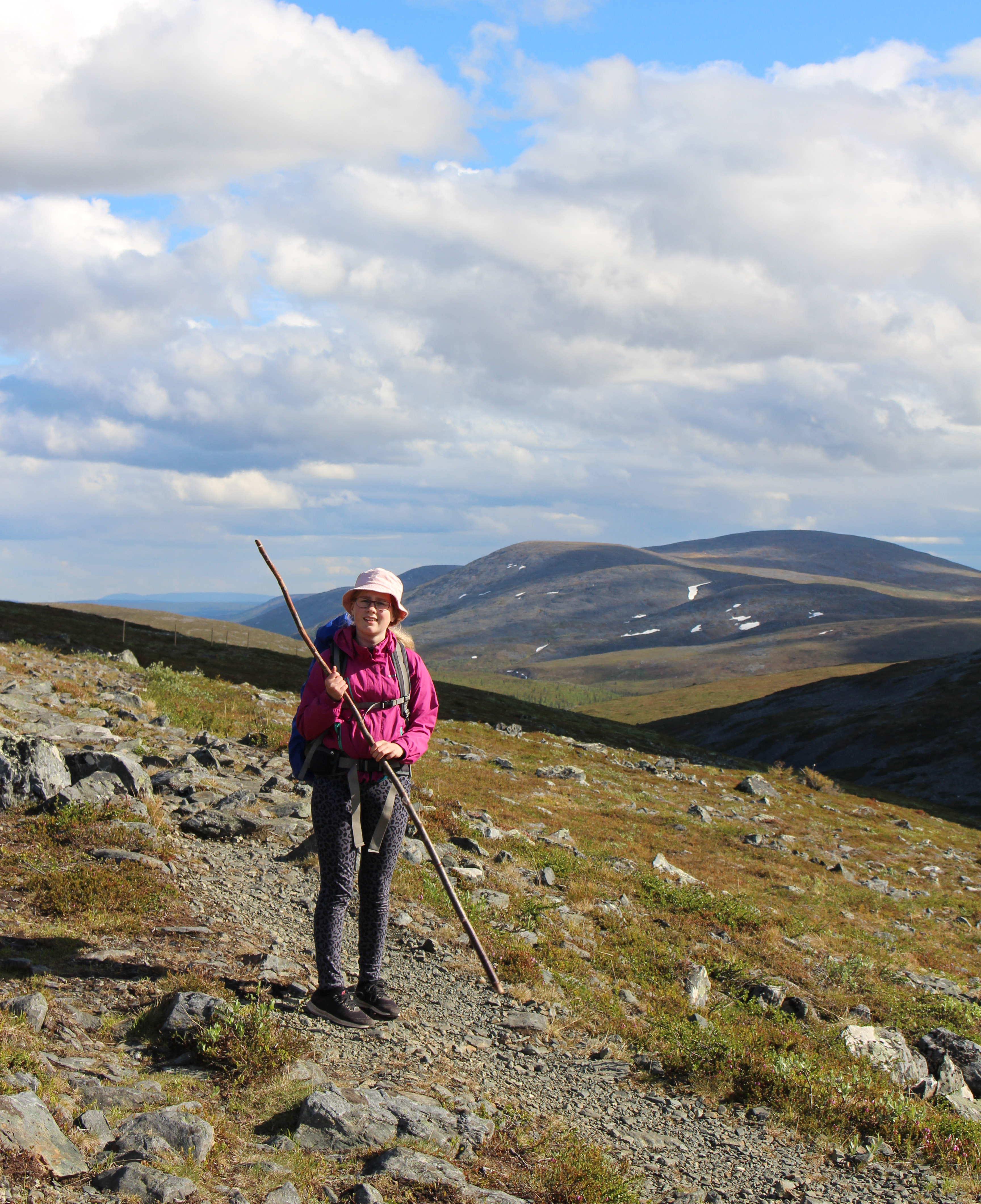 Päivän viimeinen nousu on selätetty ja edessä on enää laskeutuminen Montellin majalle. Vuontiskeron rinteeltä näkee upeasti Pallaksen keroille.